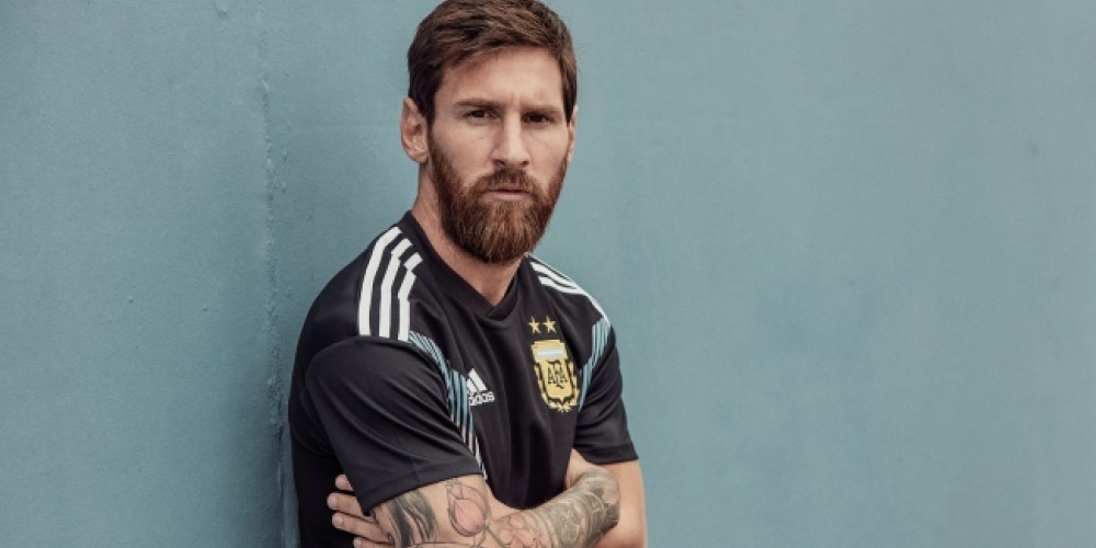 De la mano de adidas, Argentina present&oacute; la primera camiseta negra de su historia