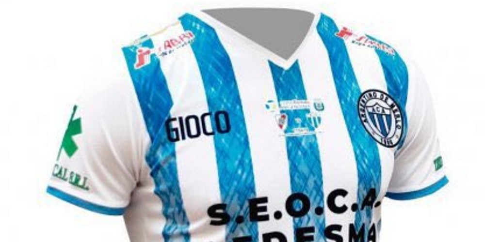 Argentino de Merlo y la camiseta que es fabricada por uno de sus futbolistas