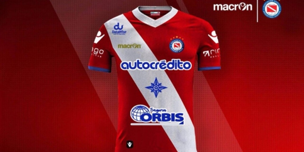 Un club del Ascenso juega con la camiseta de la Selección emparchada