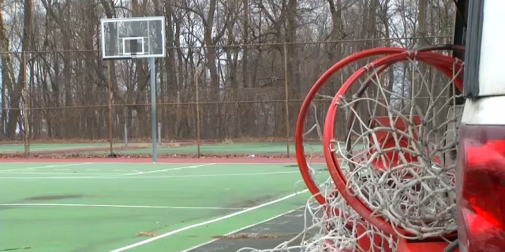 Estados Unidos saca los aros de básquet de las calles para evitar que se juegue durante el coronavirus