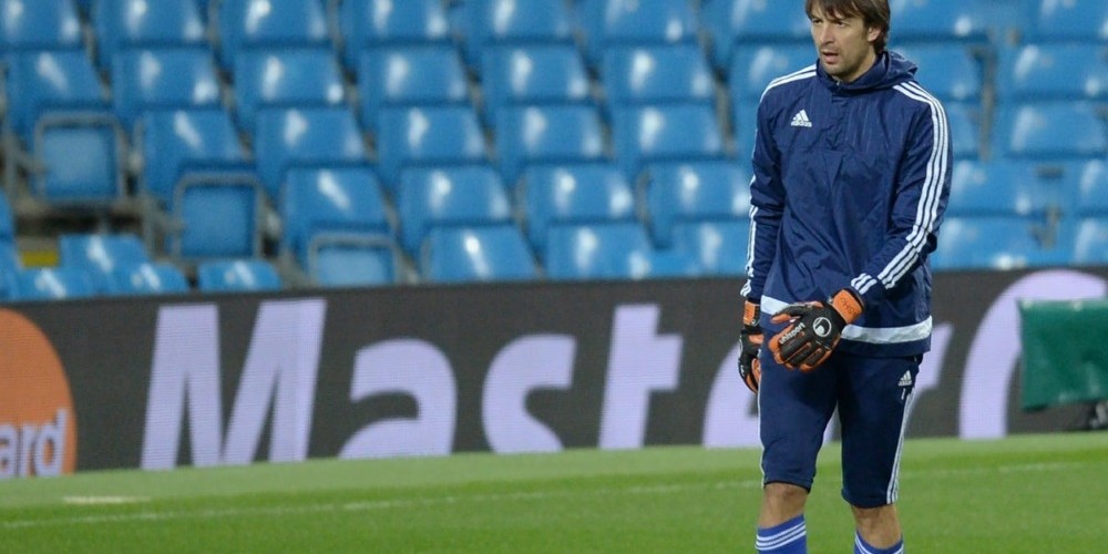 Se presentaron a jugar con un arquero retirado y perdieron 7 a 1