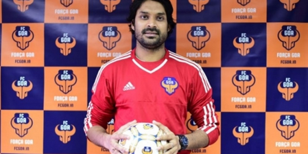 Insólito: un arquero atajó con un botín adidas y otro Nike