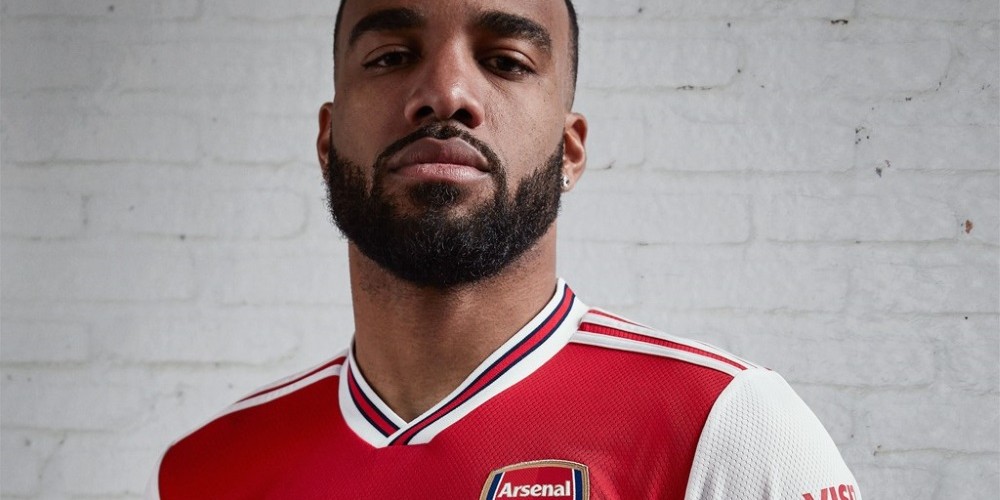 Arsenal y adidas presentan su alianza lanzando la camiseta titular del equipo