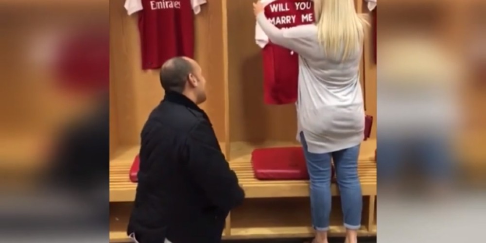 Un hincha del Arsenal le pidió matrimonio a su novia en el vestuario del Emirates Stadium