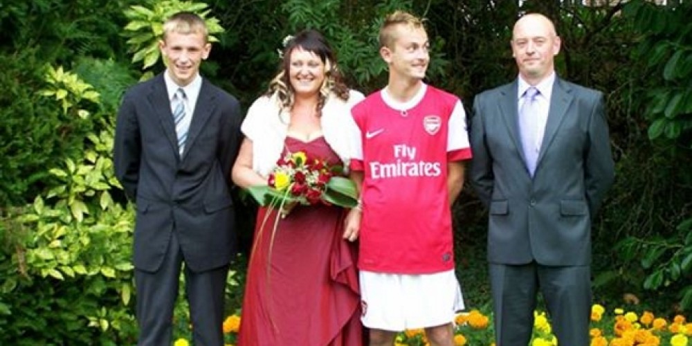 Un hincha del Arsenal se cas&oacute; vestido con la camiseta del club
