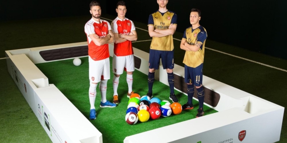 Los jugadores del Arsenal juegan al FootPool junto a Citro&euml;n