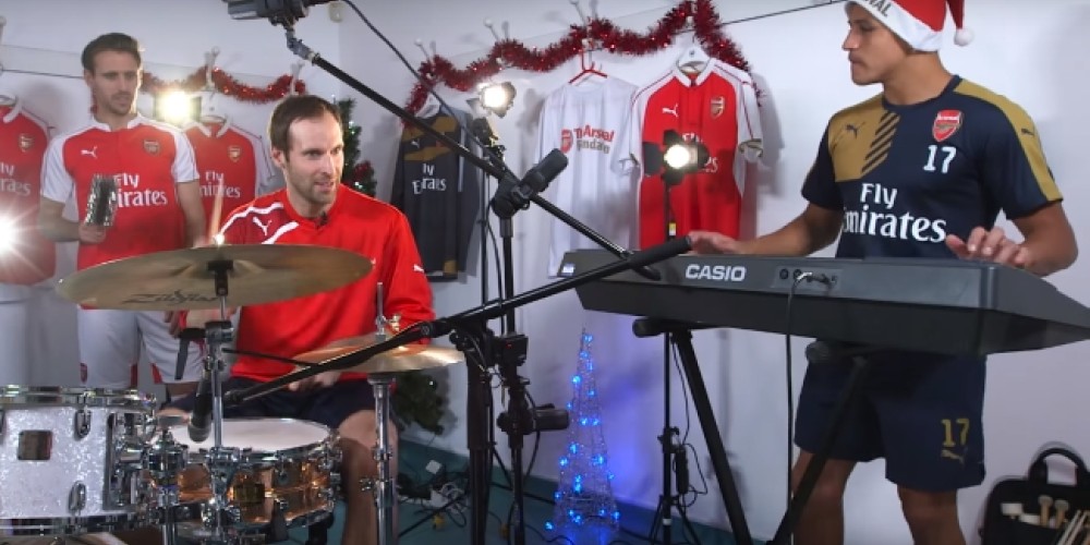 Petr Cech y Alexis S&aacute;nchez demuestran su talento musical palpitando la Navidad