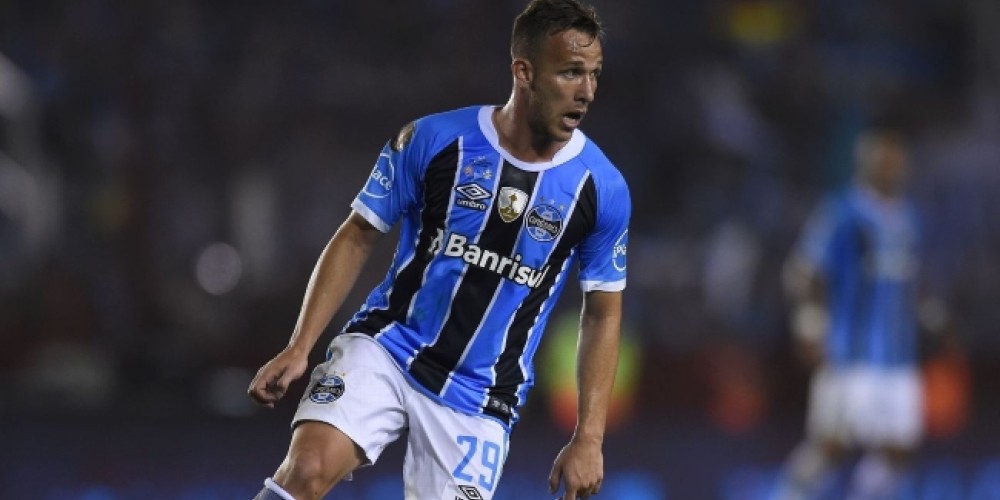La foto de Arthur con la camiseta del FC Barcelona que desencaden&oacute; reacciones legales en el Gremio