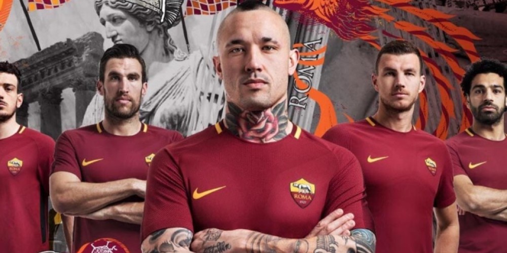 En el desenlace de la carrera de Totti, la AS Roma presentó su nueva camiseta para el 2017