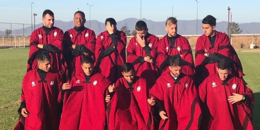 Atlas lanza una línea de ponchos personalizados en homenaje a Salta por el partido de la Copa Argentina