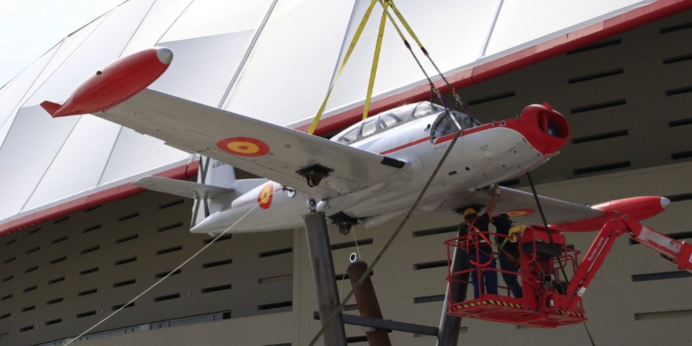 La historia detr&aacute;s del avi&oacute;n que instalar&aacute; Atl&eacute;tico Madrid en su estadio