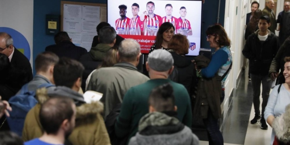 Atl&eacute;tico de Madrid abre un stand en una feria de trabajo y recibe m&aacute;s de 1000 curr&iacute;culums