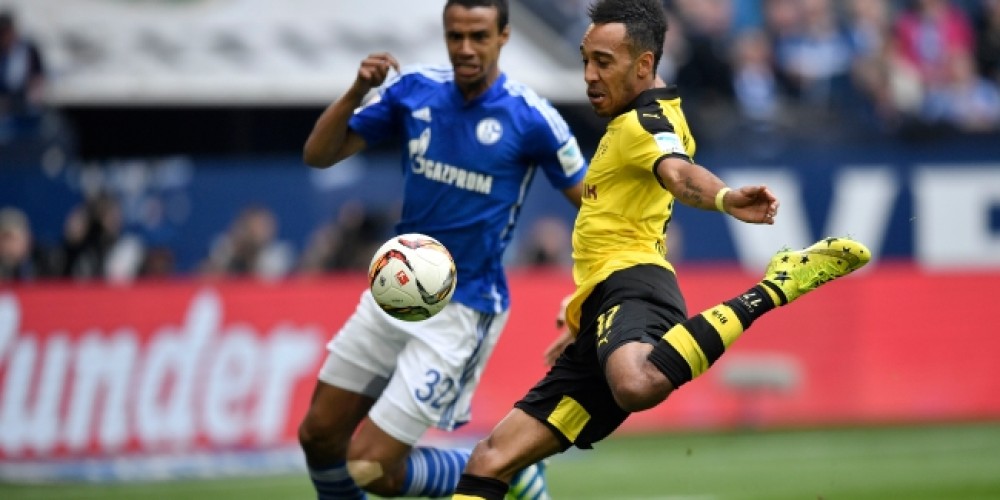 Aubameyang mostró sus nuevos botines con los colores y el escudo del Dortmund