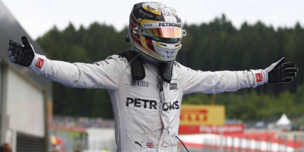 Hamilton triunfa en Austria con un final infartante para Mercedes