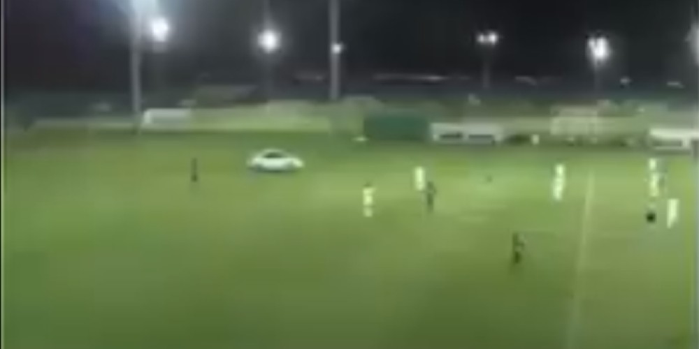 Detienen un partido de Reserva tras la invasión de campo de un hincha a toda velocidad en su auto