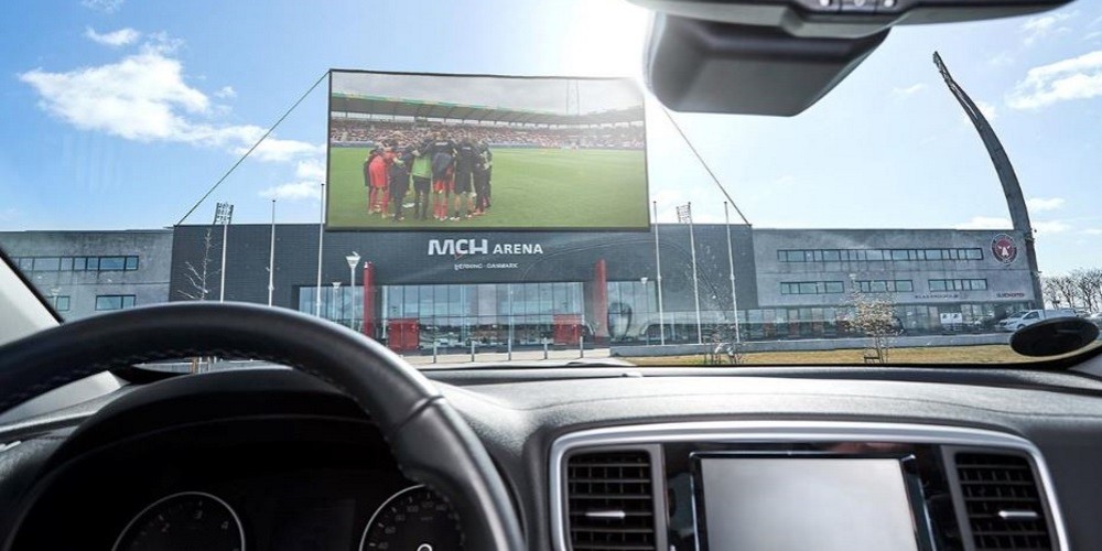 El equipo danés que instalará un autocine fuera de su estadio para sus hinchas