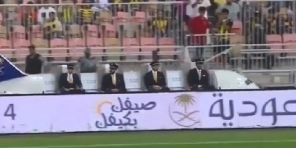 La activación que llevó a cuatro hinchas a vivir la final desde un avión en movimiento al borde del campo de juego