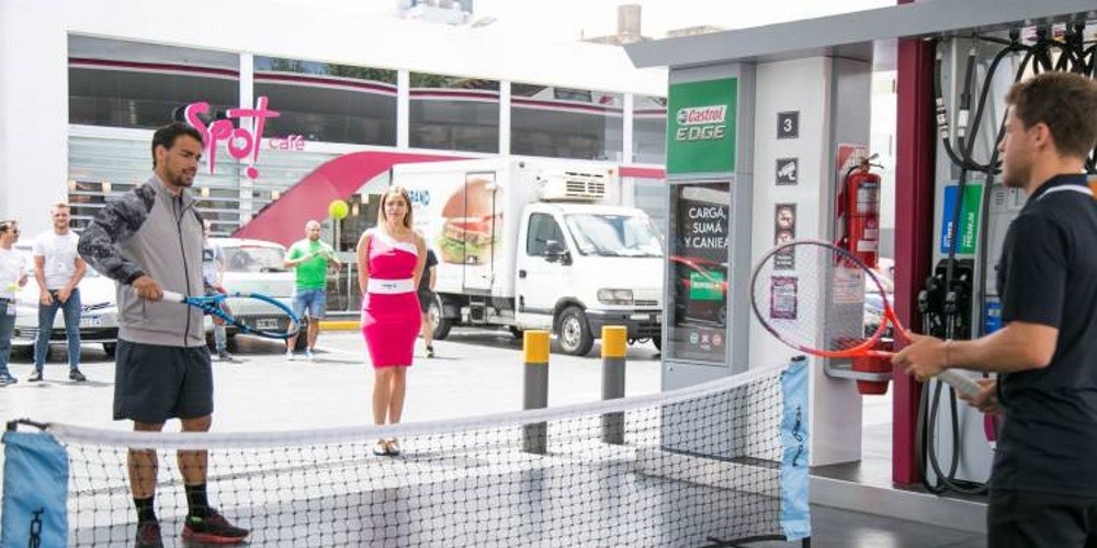 Schwartzman y Fognini jugaron al tenis en una estaci&oacute;n de servicio