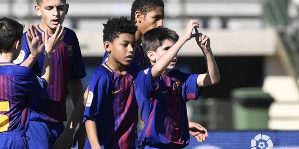 El gol id&eacute;ntico al de Ronaldinho de un juvenil del FC Barcelona que recorre el mundo
