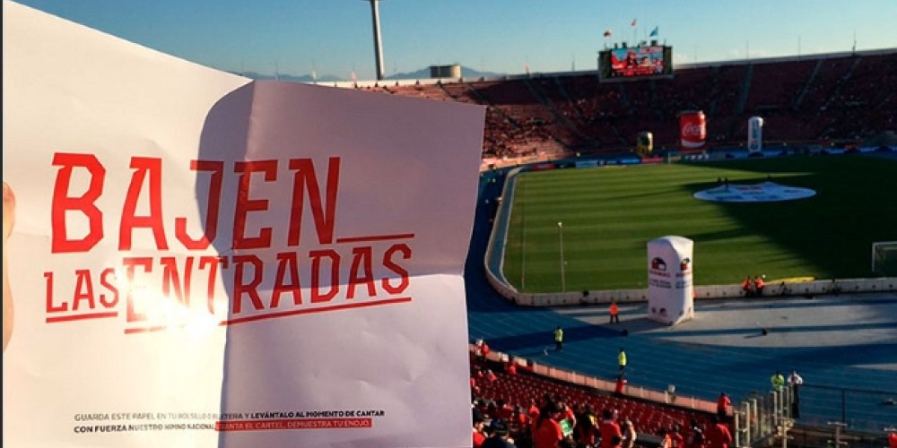 Los hinchas chilenos protestaron con carteles por los precios de las entradas