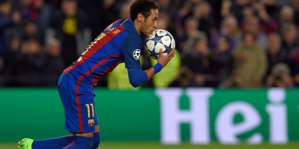 El FC Barcelona sortea la pelota con la cual se remont&oacute; frente al PSG