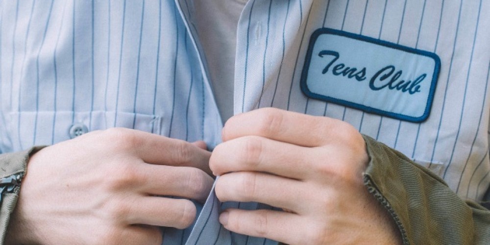 Diseñaron una camisa a partir de los accidentes de Mario Balotelli con el auto