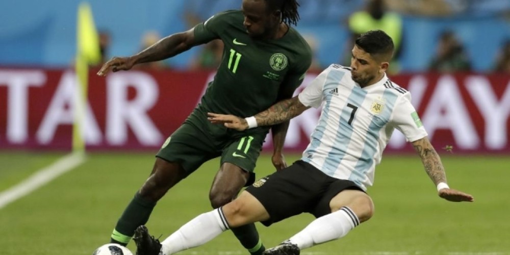 Banega jug&oacute; con botines completamente negros y fue furor en redes sociales