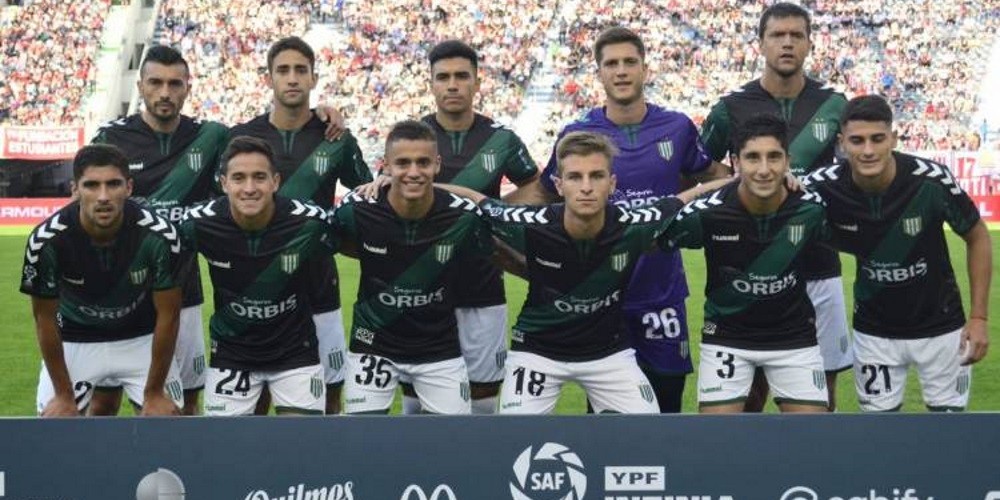 Banfield presentó su nueva camiseta en la Copa de la Superliga