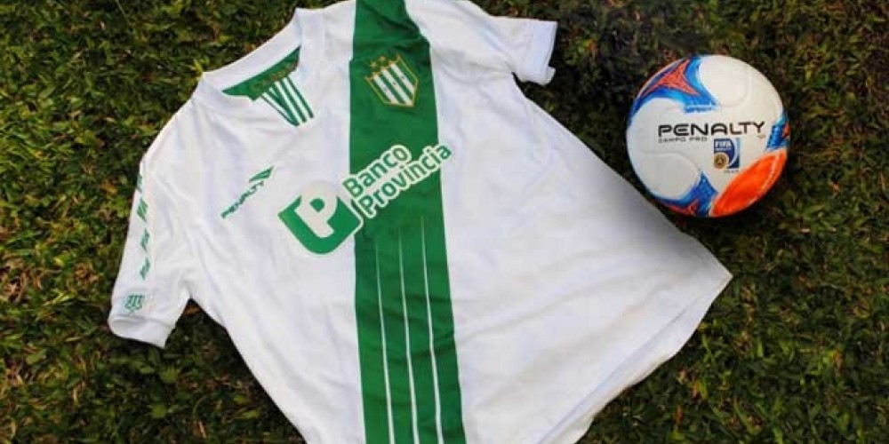 Banfield presentó su camiseta titular junto a Penalty