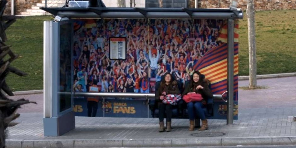 Barcelona convirtió una parada de colectivos en un banco de suplentes
