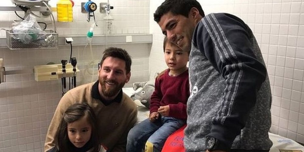 Los jugadores del FC Barcelona visitaron a ni&ntilde;os que pasaron Navidad internados 