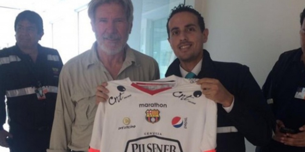 Harrison Ford recibió la camiseta del Barcelona de Ecuador