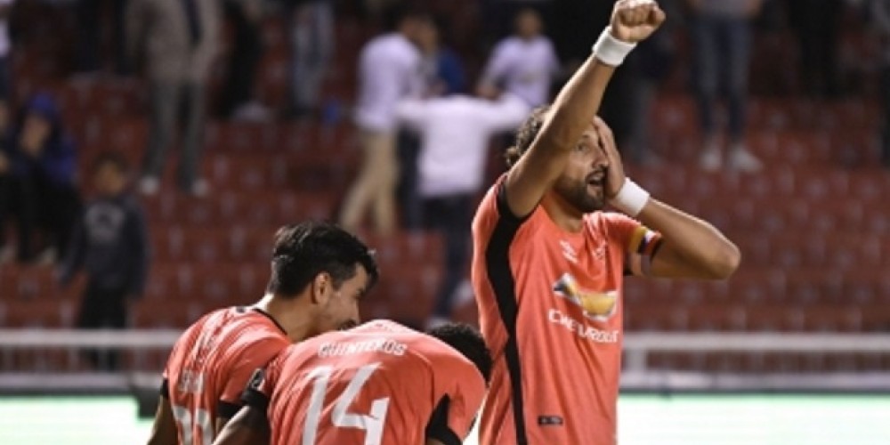 Hernán Barcos replicó el impensado penal de Messi y Suárez