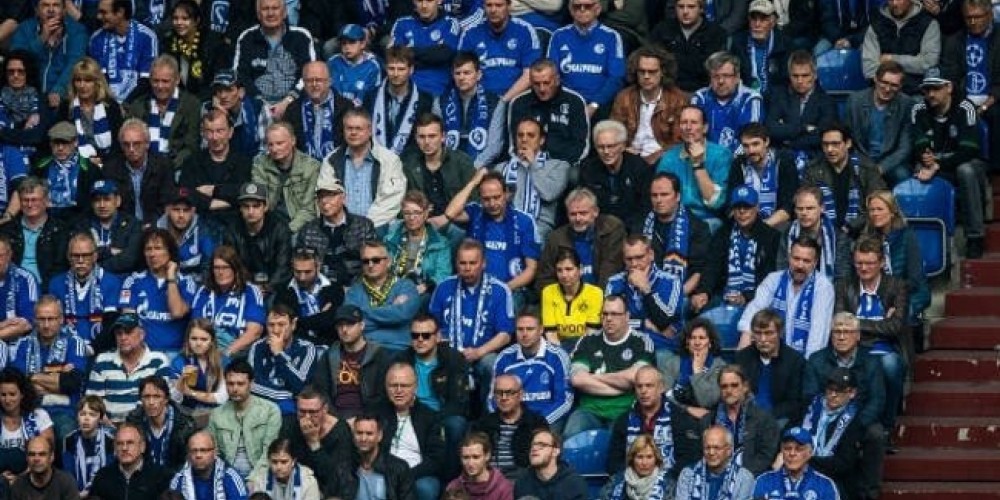 Marc Bartra busca v&iacute;a Twitter a una de las hinchas del equipo