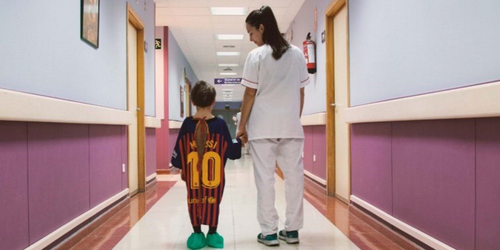 La curiosa campa&ntilde;a que transforma camisetas de f&uacute;tbol en batas de hospital