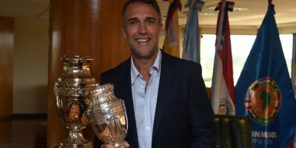 La CONMEBOL le entreg&oacute; una r&eacute;plica de la Copa Am&eacute;rica a Batistusta