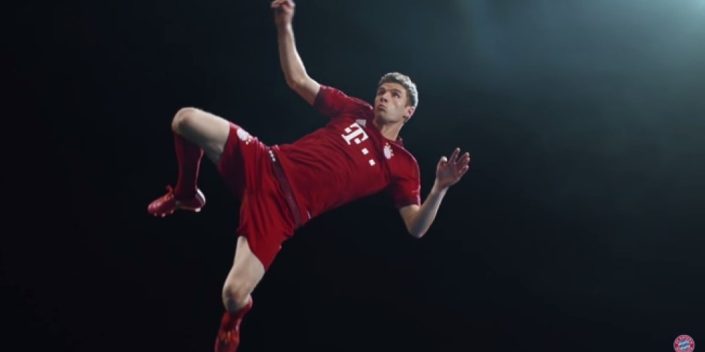 Los jugadores del Bayern Munich promocionan los productos de la tienda oficial