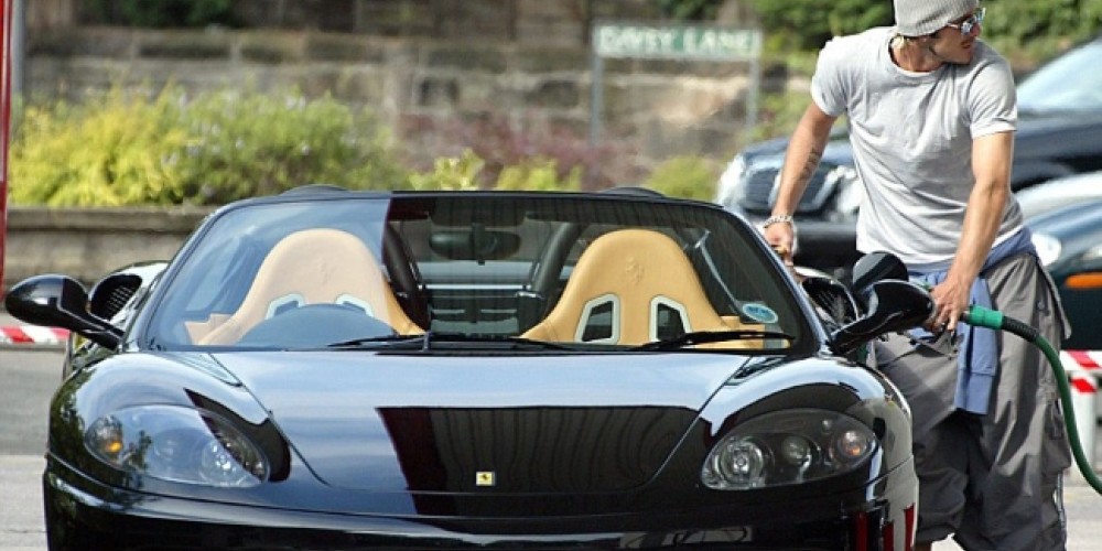 David Beckham subasta su primer automóvil de lujo