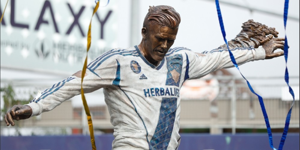 Así fue la broma viral con una estatua falsa a David Beckham en Estados Unidos