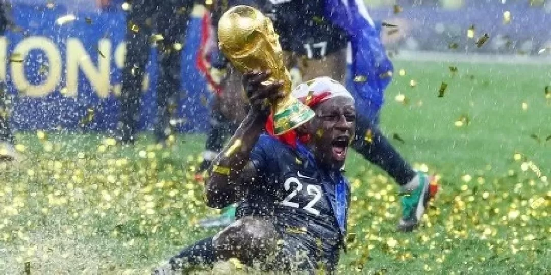 Benjamin Mendy vendi&oacute; la r&eacute;plica de su Copa del Mundo por m&aacute;s de 62.000 d&oacute;lares