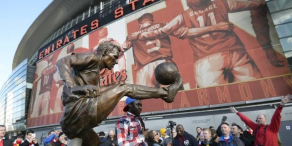Dennis Bergkamp tiene su estatua en el estadio del Arsenal