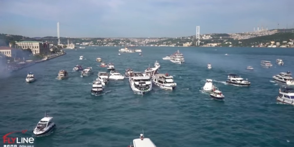 El imperdible festejo del Besiktas en un estrecho tras salir campeón en Turquía