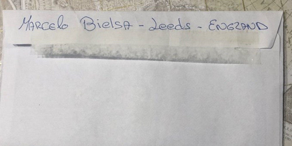 Un fanático del Leeds invitó a Bielsa a su casamiento y el entrenador le respondió con una carta
