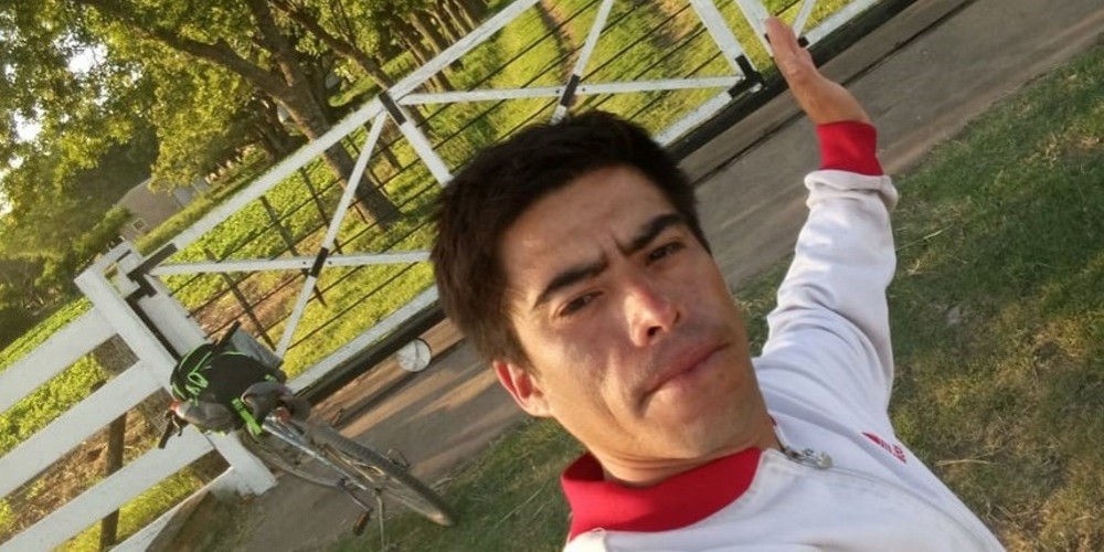 Viaj&oacute; 800 kil&oacute;metros en bicicleta para entregarle su curriculum a Bielsa