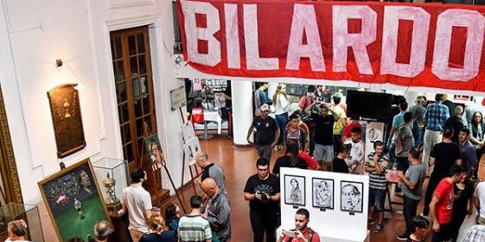 Estudiantes de La Plata realizó una muestra de arte para homenajear a Bilardo
