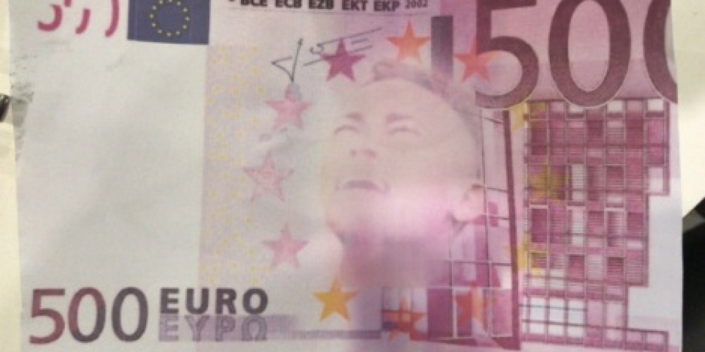 La reacción de Neymar al ver su cara en un billete