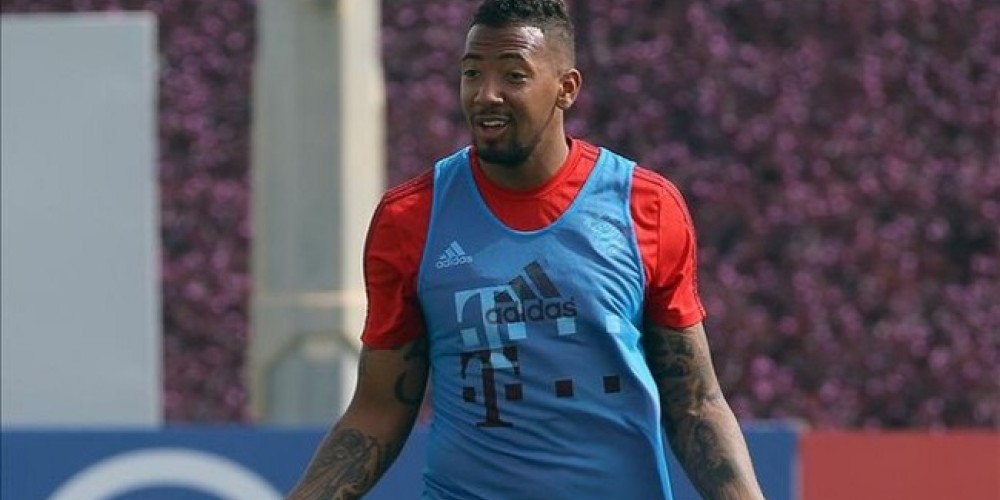 Boateng fue a la inauguración de de un local del Bayern Munich con un pantalón Nike