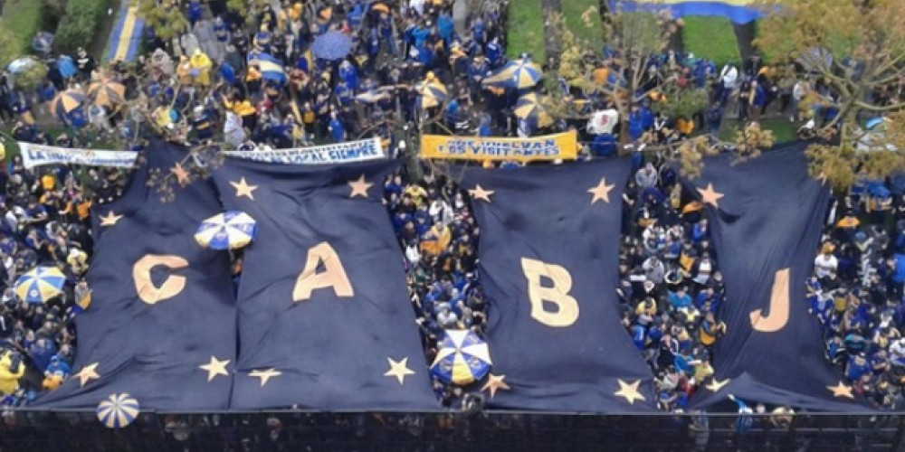 Banderazo y entrenamiento público previo a la revancha organizado por los hinchas de Boca
