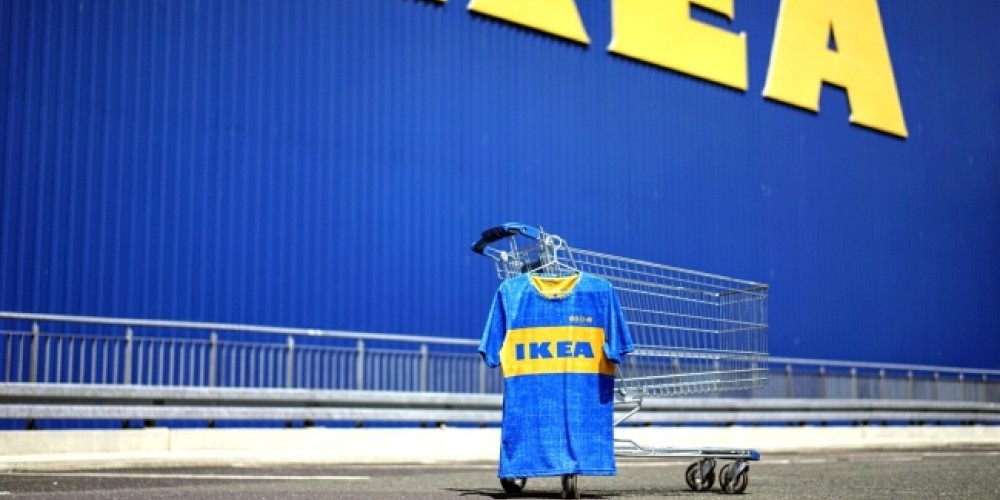 La mobiliaria sueca que lanzó una camiseta de Boca inspirada en sus bolsas de supermercado