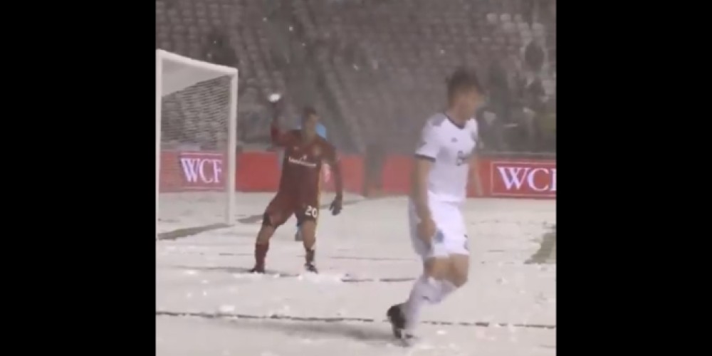 El delantero que le tiró una bola de nieve a su oponente en la MLS